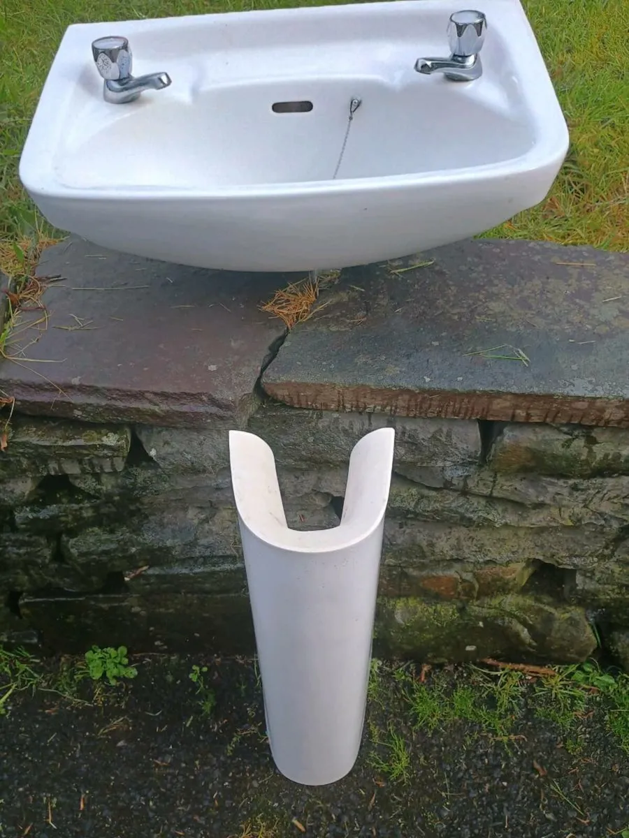 Bathroom sink & pedestal