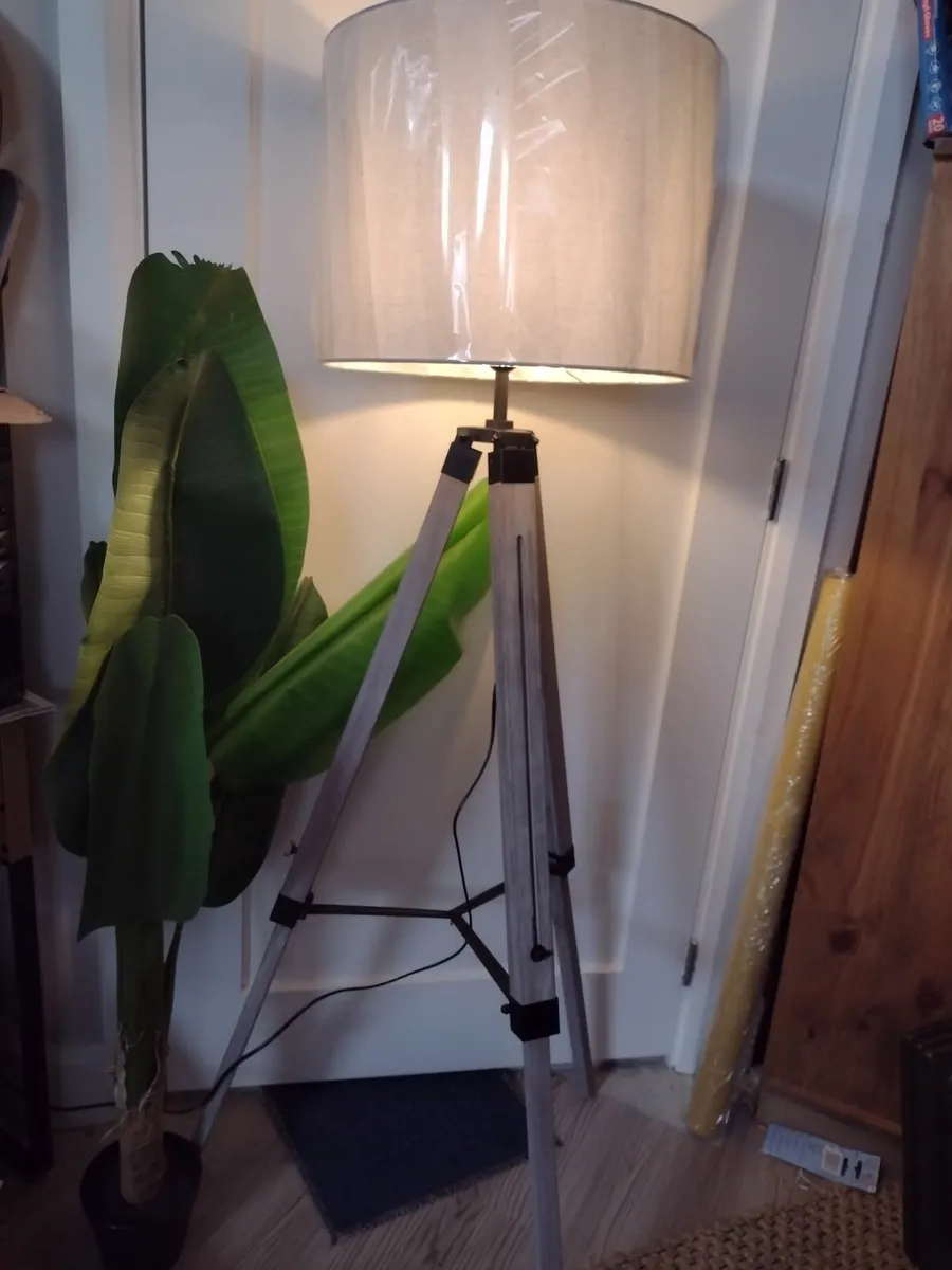 Brand new wooden tripod floor lamp - Image 1