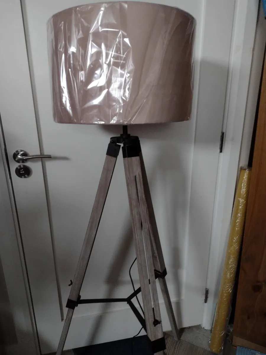 Brand new wooden tripod floor lamp - Image 3