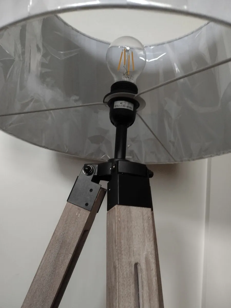 Brand new wooden tripod floor lamp - Image 4
