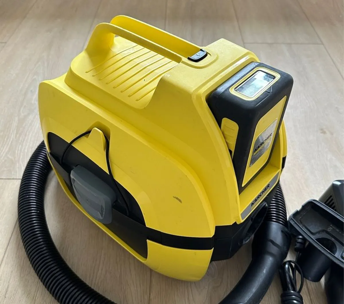 Karher WD1 vacuum cleaner - Image 1