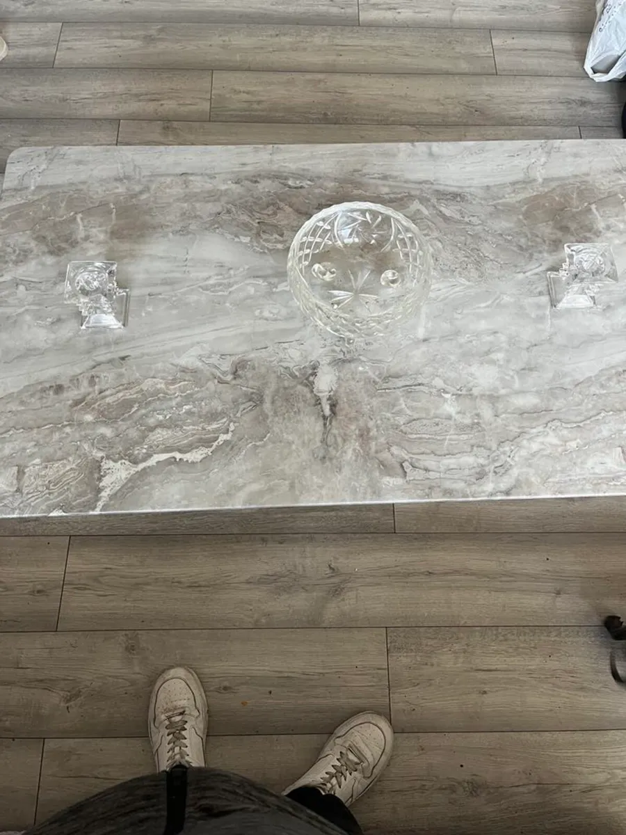 Marble table - Image 1