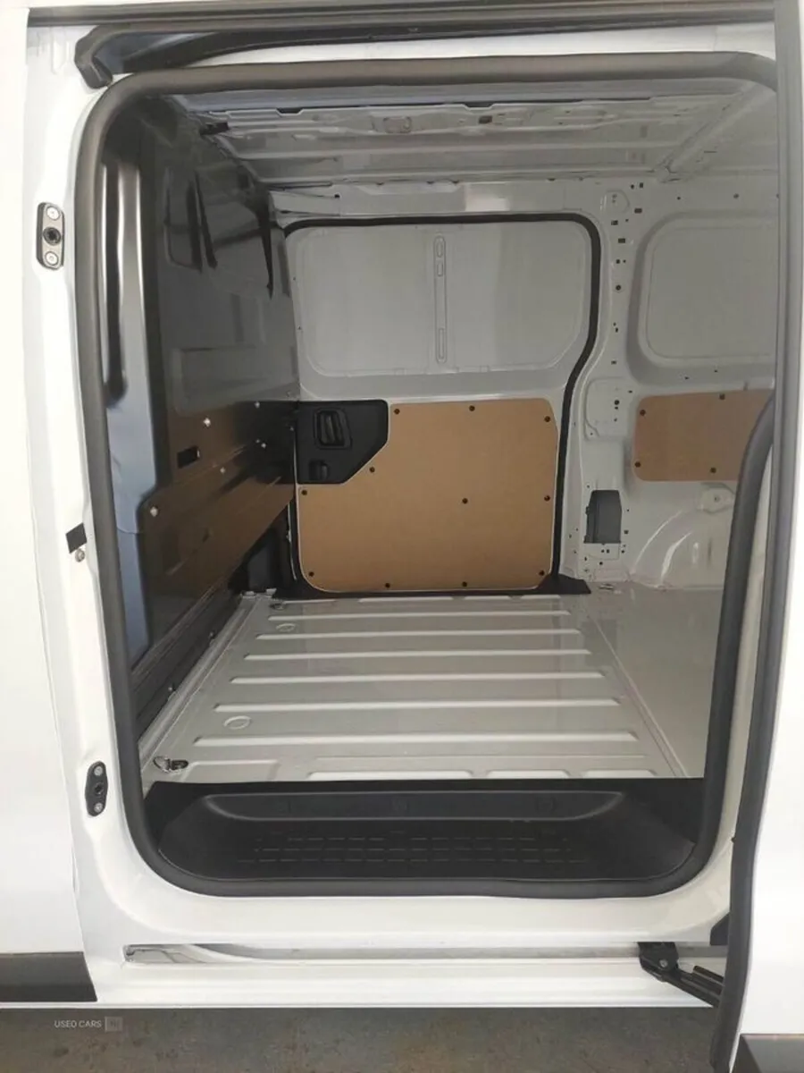 Peugeot Expert 1.5 Bluehdi 120 Professional Van - Image 4