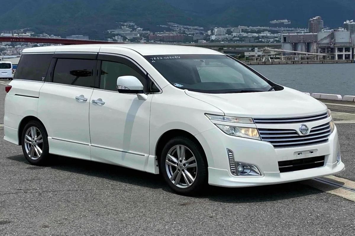 Nissan Elgrand  Highway star**mint condition** - Image 1