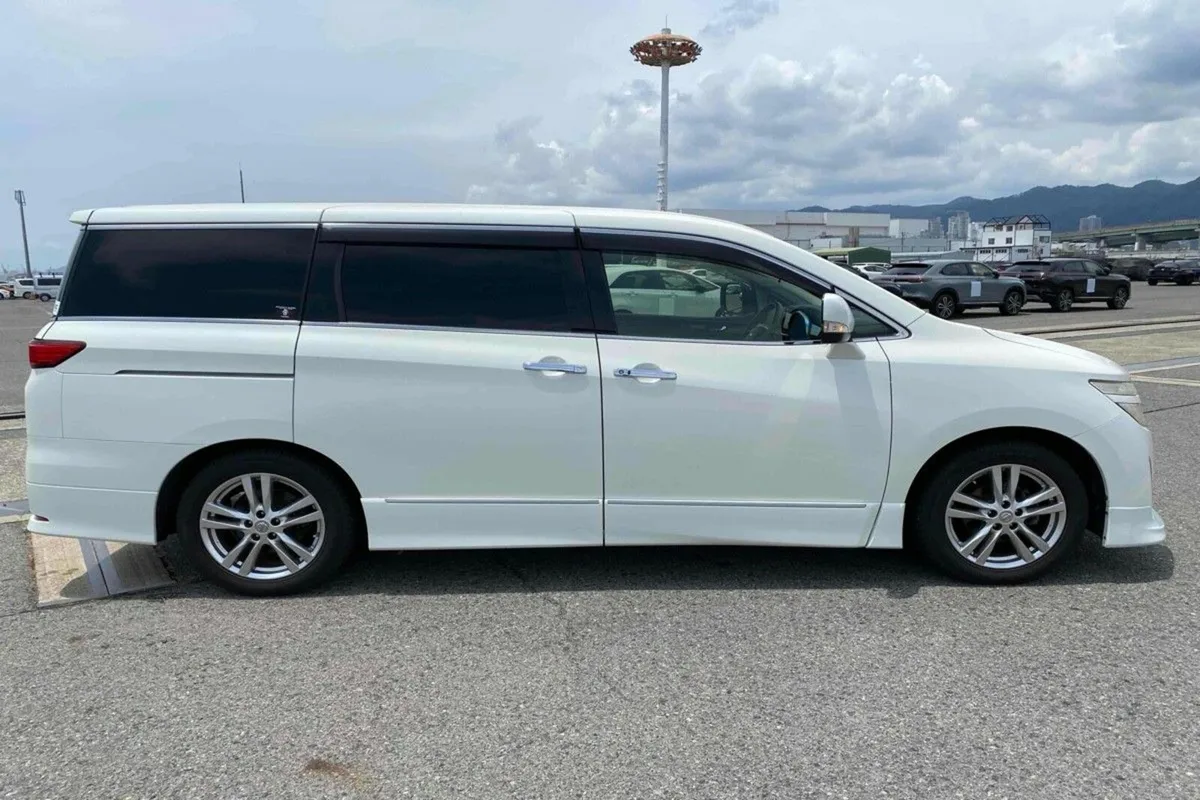 Nissan Elgrand  Highway star**mint condition** - Image 2