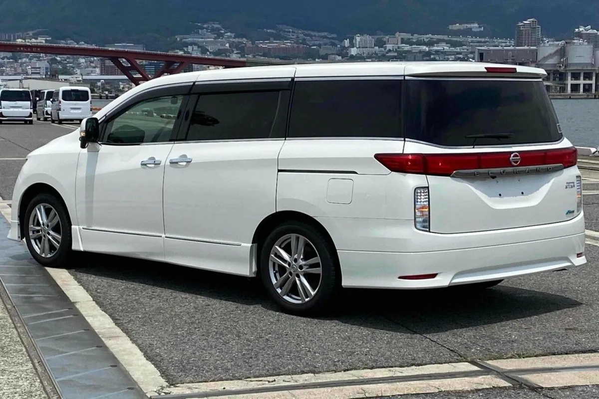 Nissan Elgrand  Highway star**mint condition** - Image 4