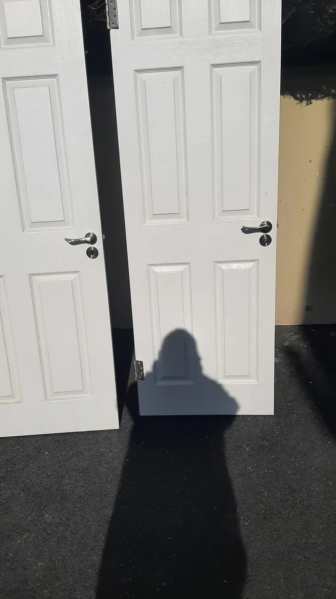 A door - Image 1