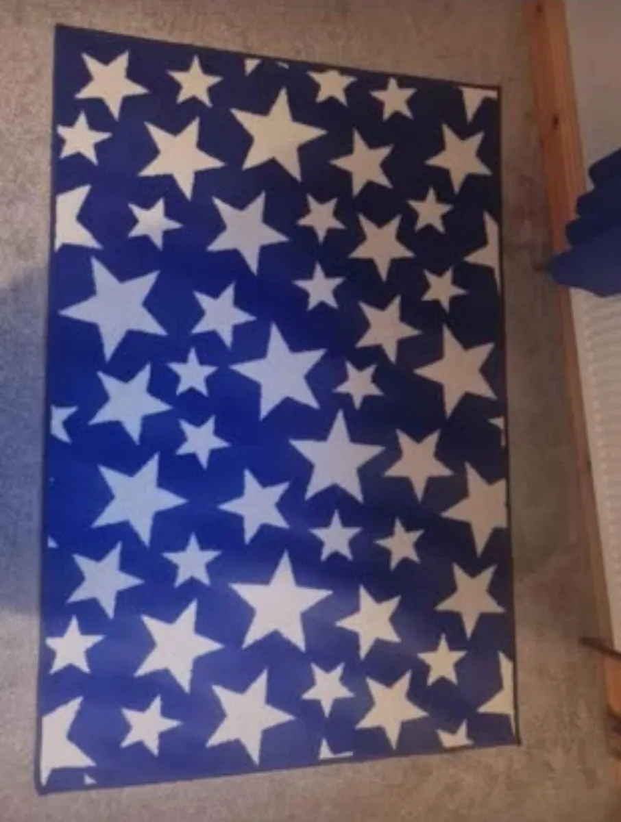 Blue star rug and curtains - Image 1