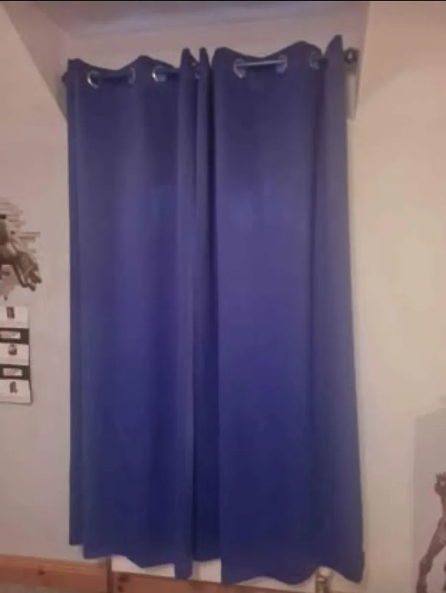 Blue star rug and curtains - Image 2