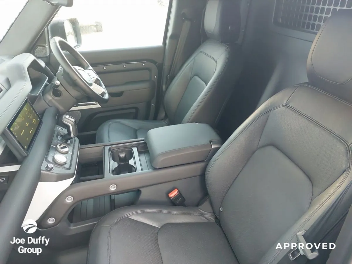 Land Rover Defender 110 3 0D Hard TOP SE - Image 4