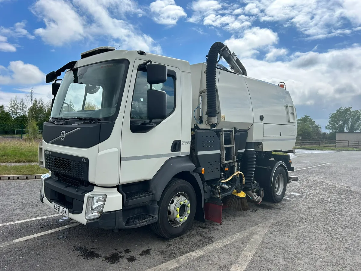 2021 Volvo Johnston Sweeper - Image 3