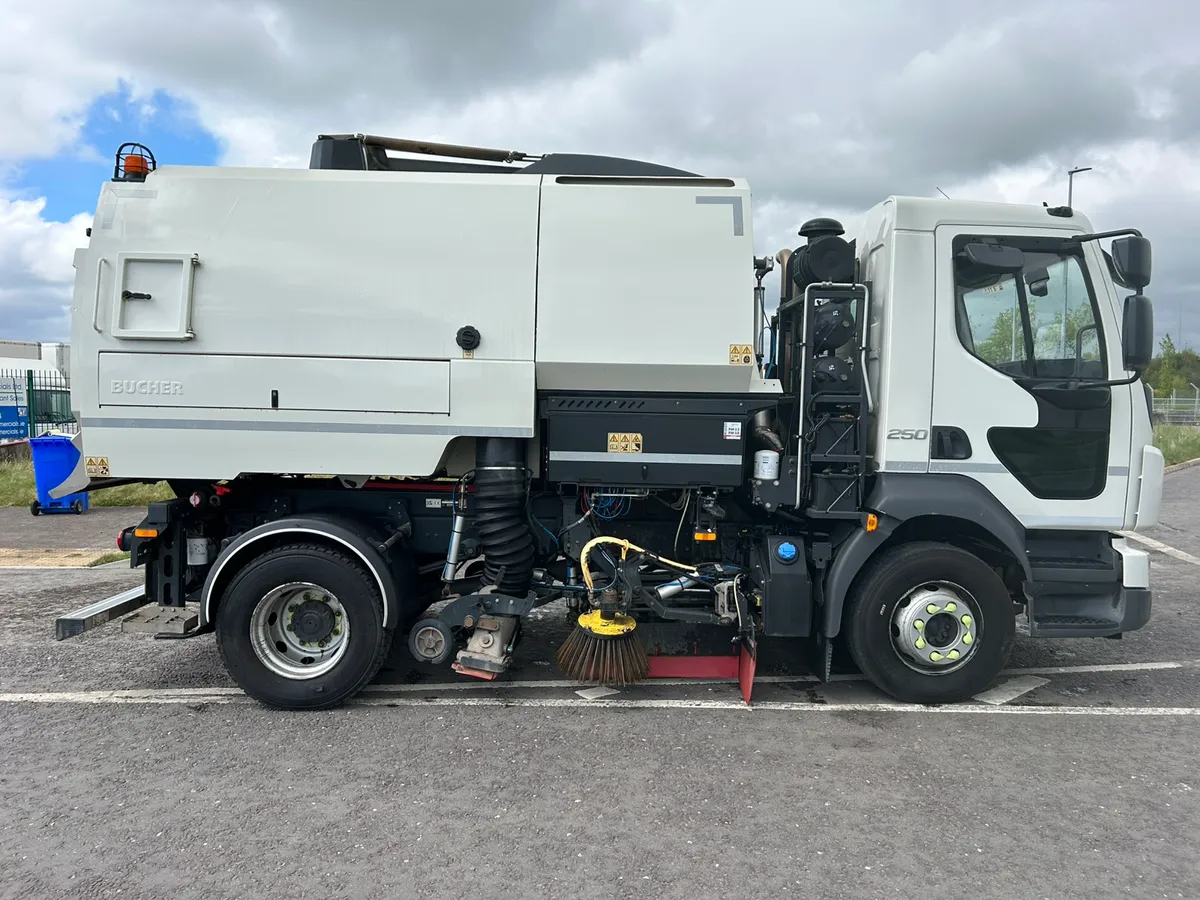 2021 Volvo Johnston Sweeper - Image 4