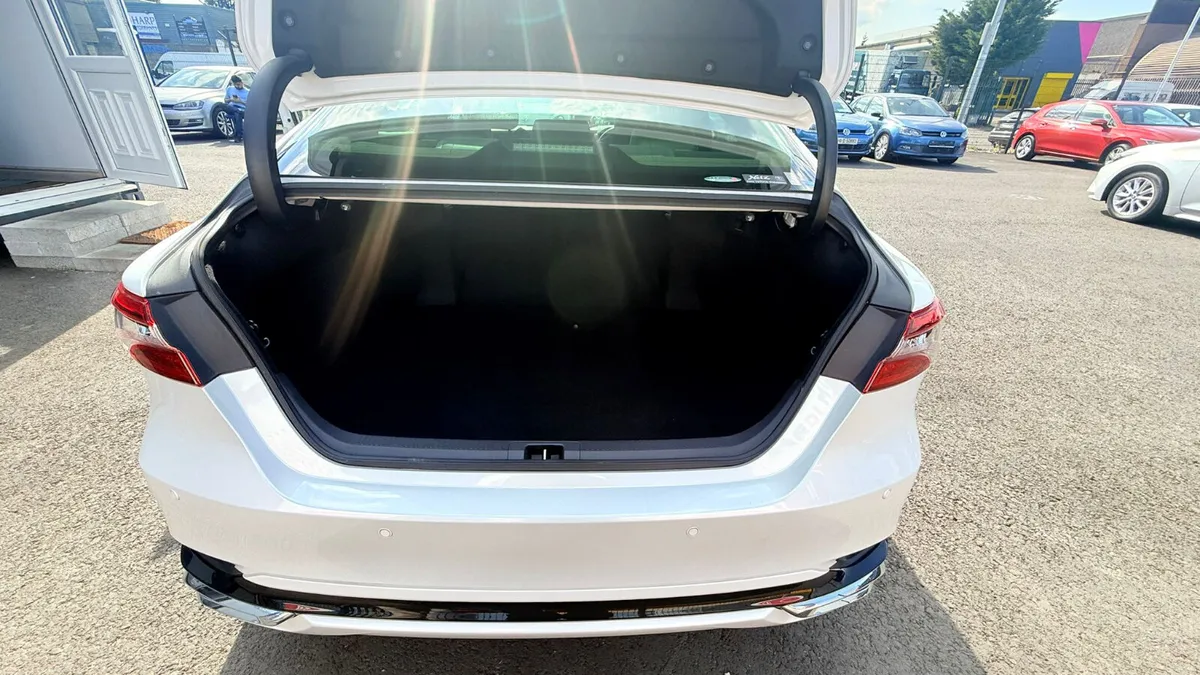 Toyota Camry - Image 10