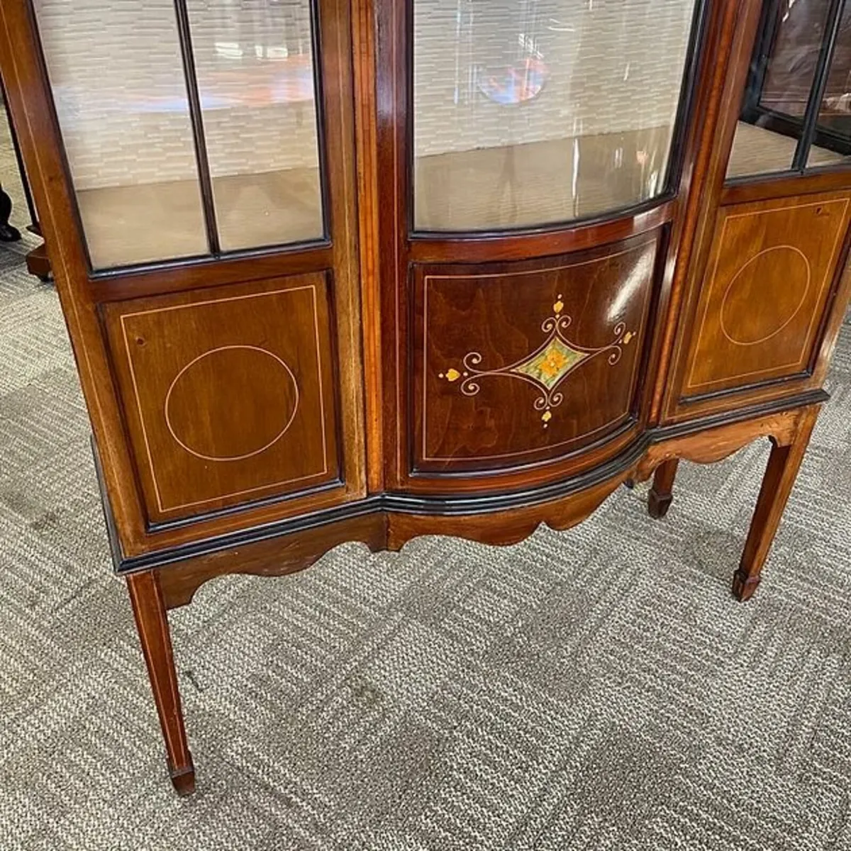 Edwardian inlaid mahogany display cabinet with bow - Image 2
