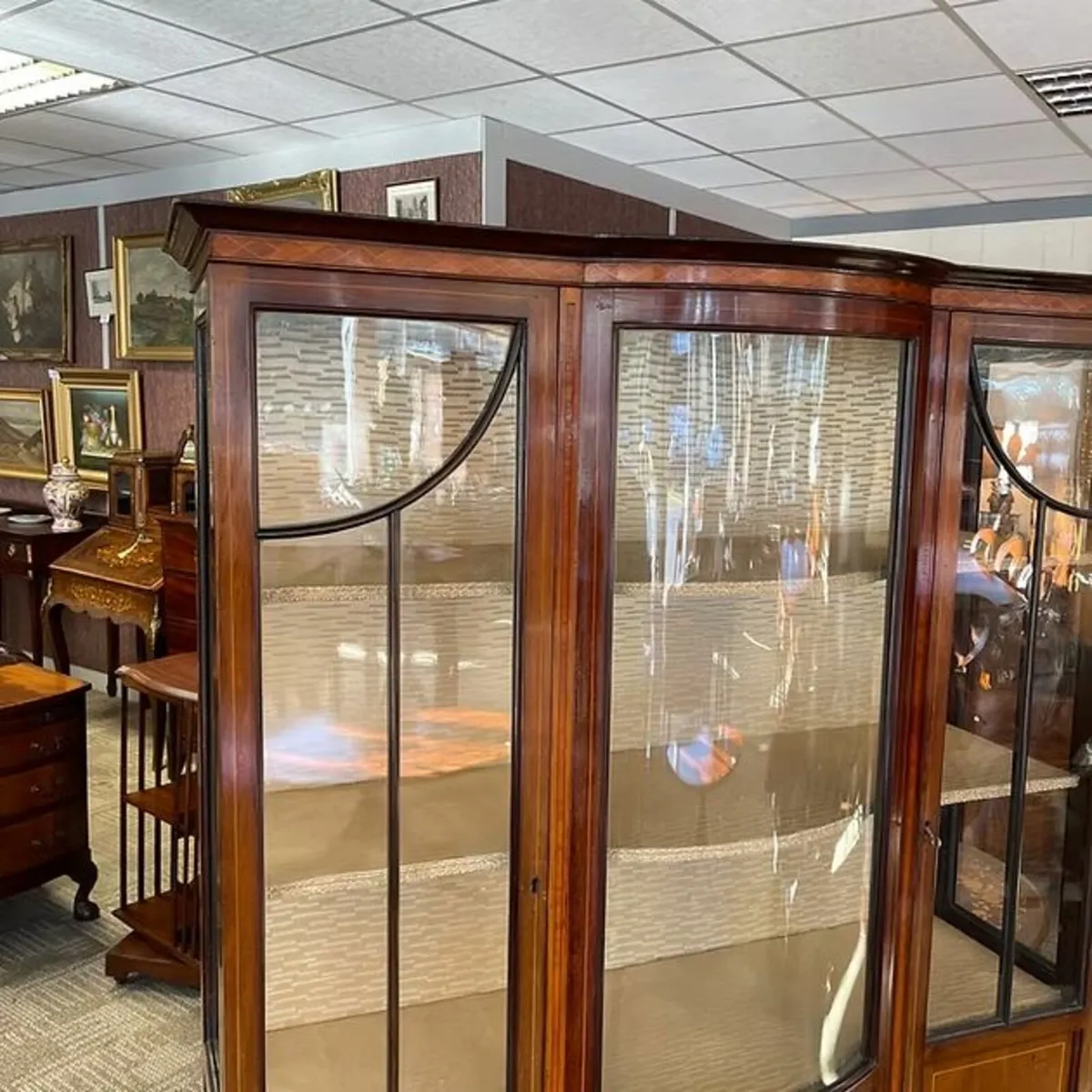 Edwardian inlaid mahogany display cabinet with bow - Image 3