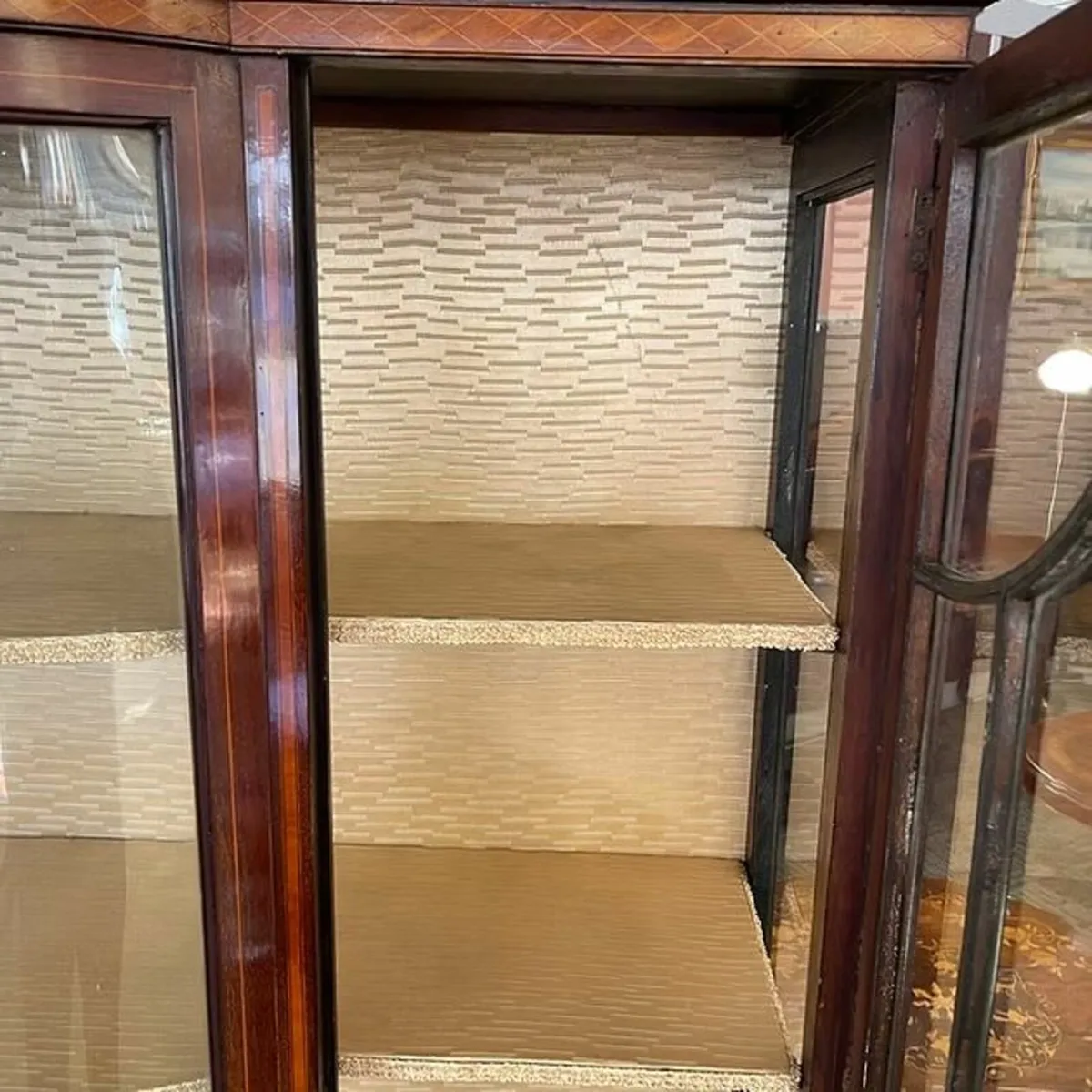 Edwardian inlaid mahogany display cabinet with bow - Image 4