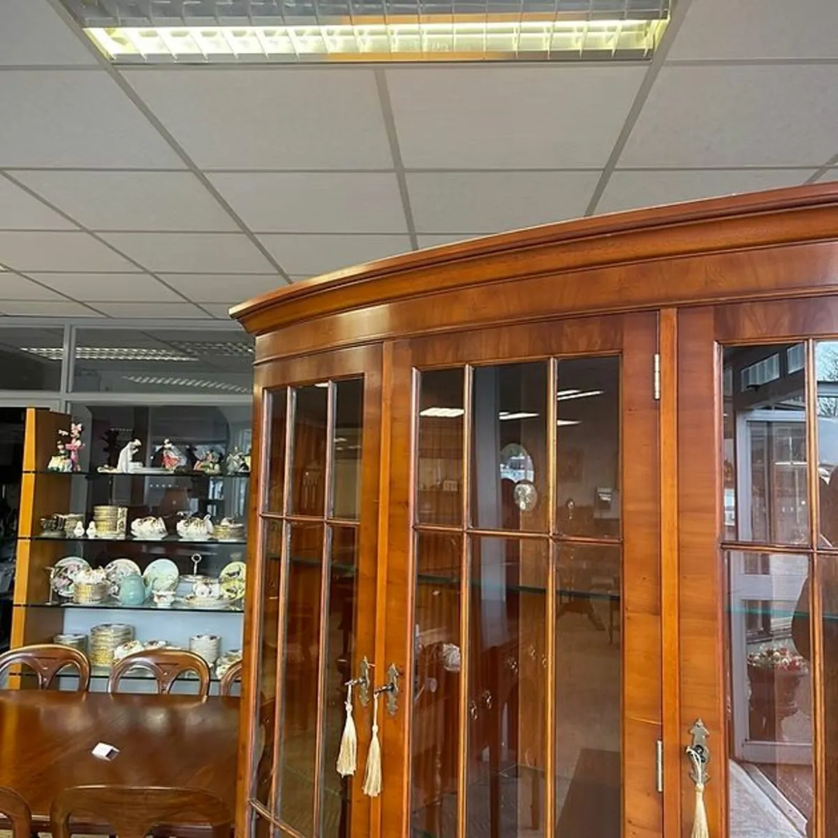 Fabulous Bradley, three door display cabinet, with - Image 3