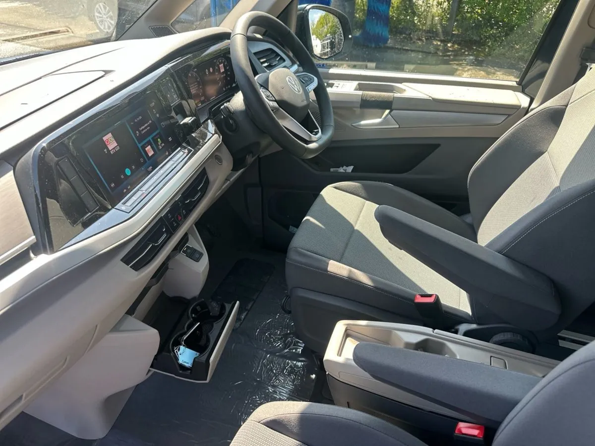 Volkswagen Multivan Life 1.5tsi Phev 240HP LOH 4W - Image 3