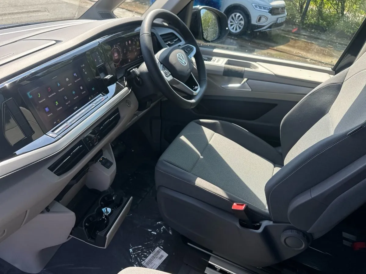 Volkswagen Multivan Life 1.5tsi Phev 240HP LOH 4W - Image 3