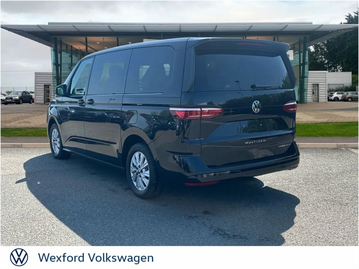 Volkswagen Multivan Life 1.5tsi Phev 240HP LOH 4W - Image 4