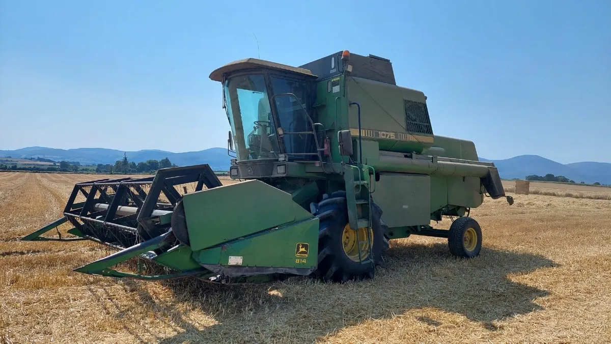 John Deere 1075 Combine - Image 1