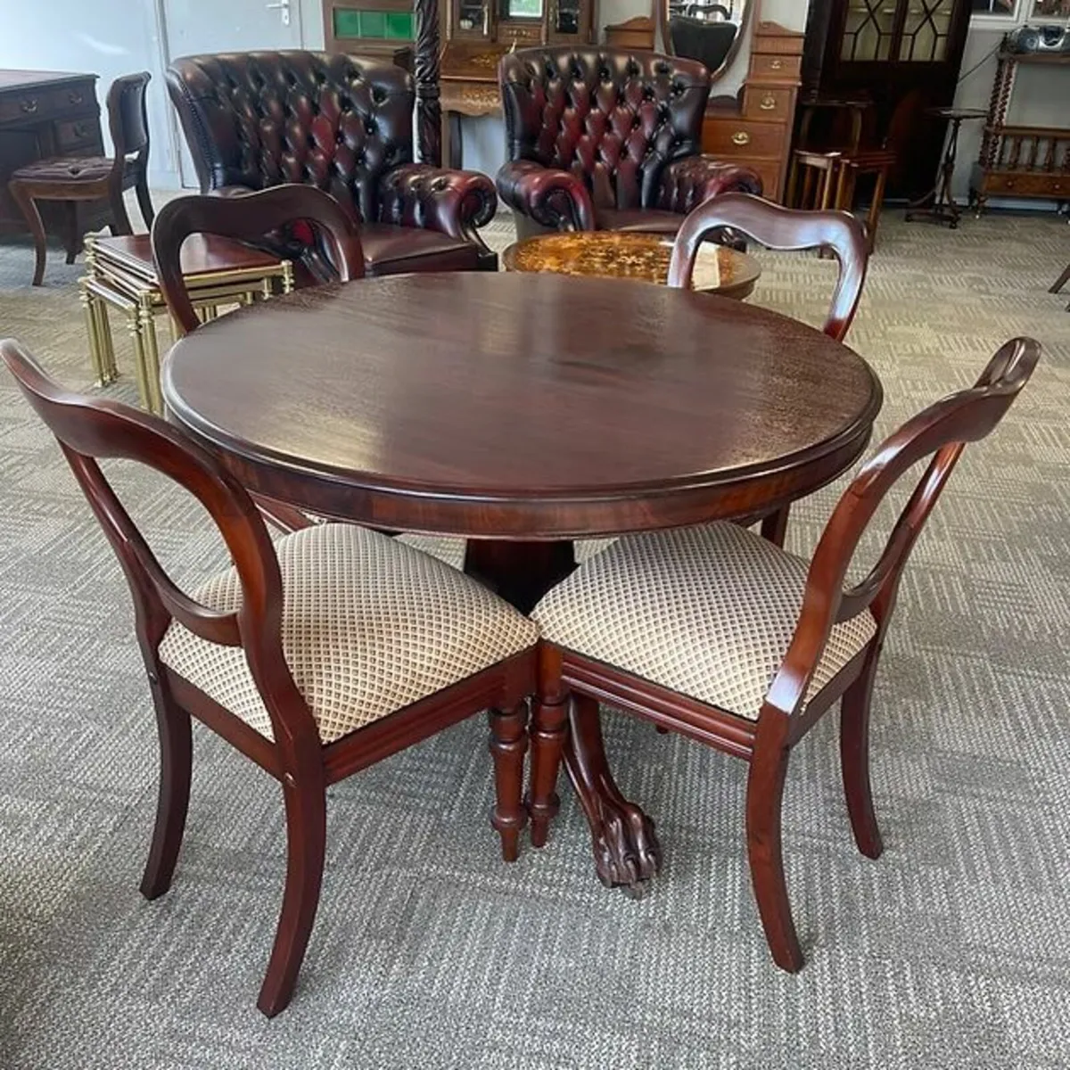 Fabulous mahogany Victorian round dining table & 4