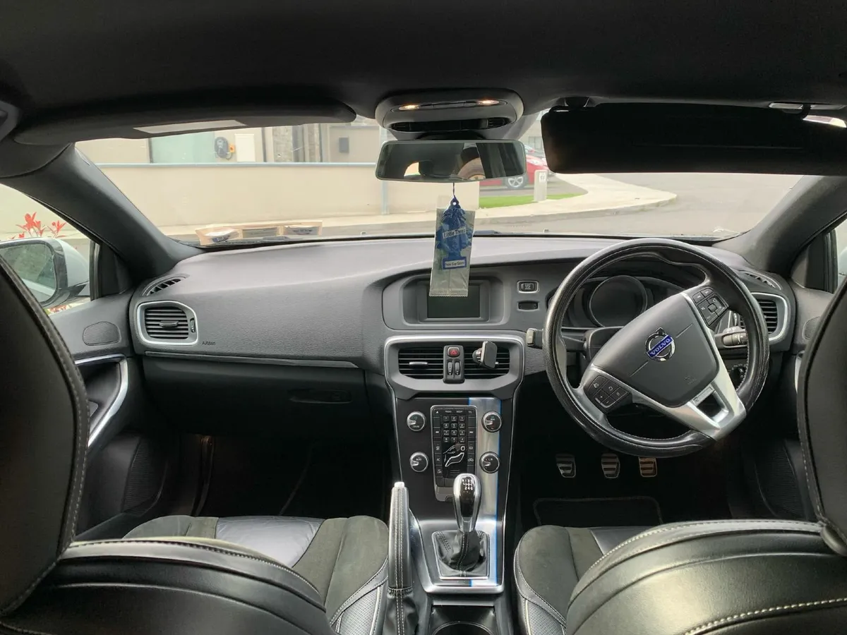 Volvo V40 2015 - Image 2