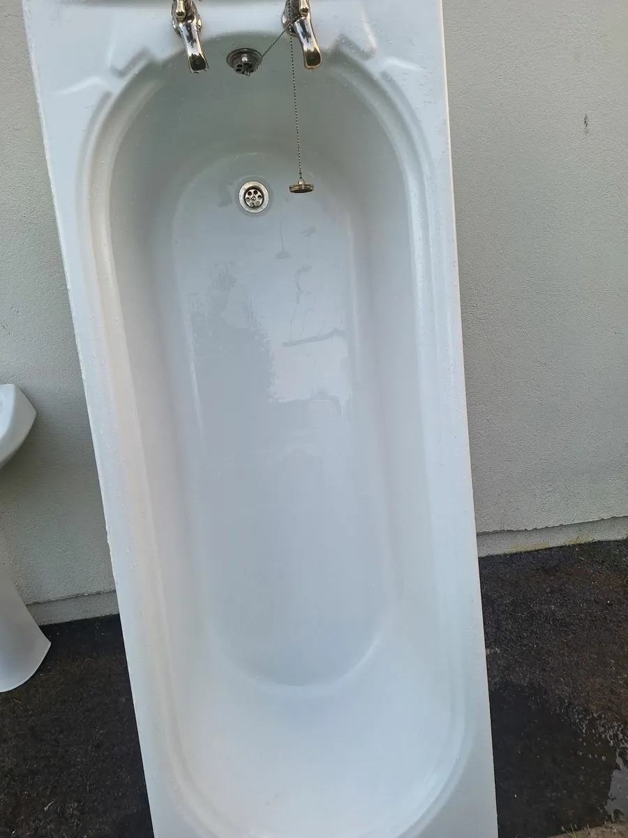 Bath and sink - Image 2