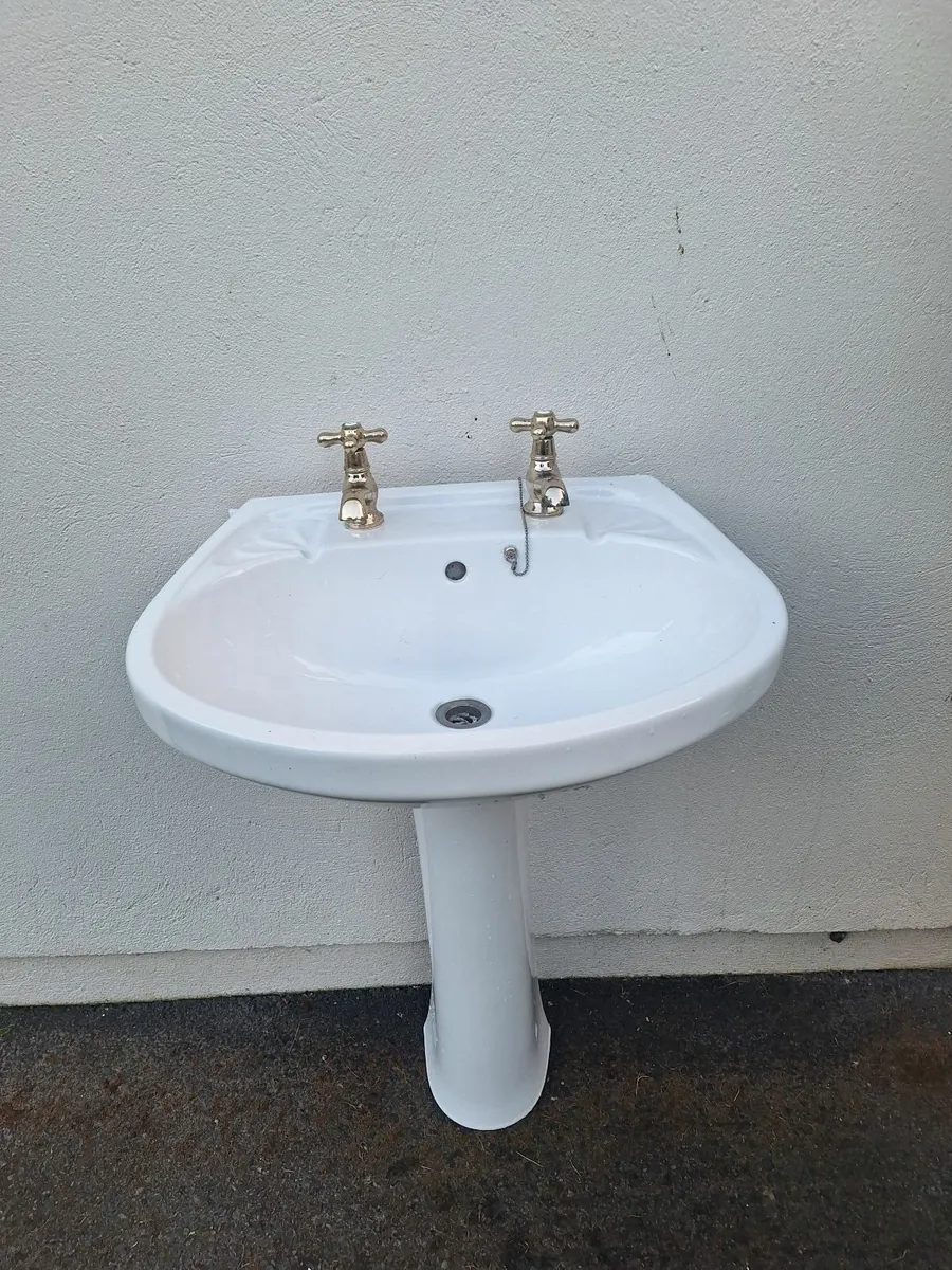 Bath and sink - Image 3