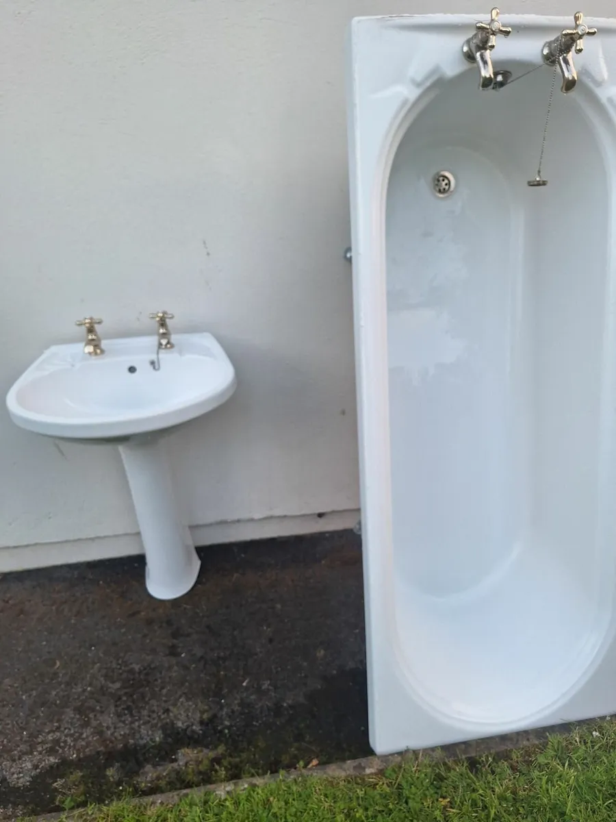 Bath and sink - Image 1