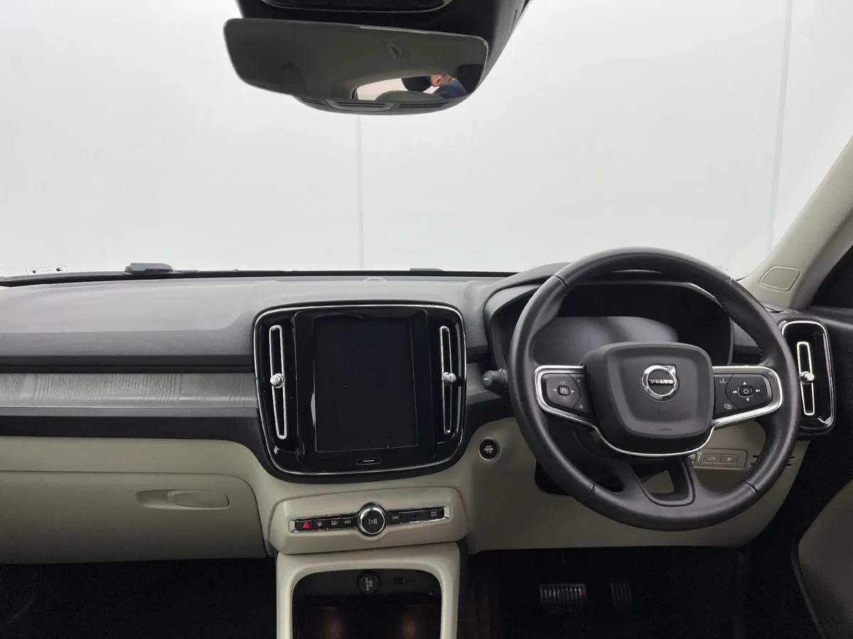 VOLVO XC40 INSCRIPTION T4 RECHARGE / CREAM LEATHER - Image 2