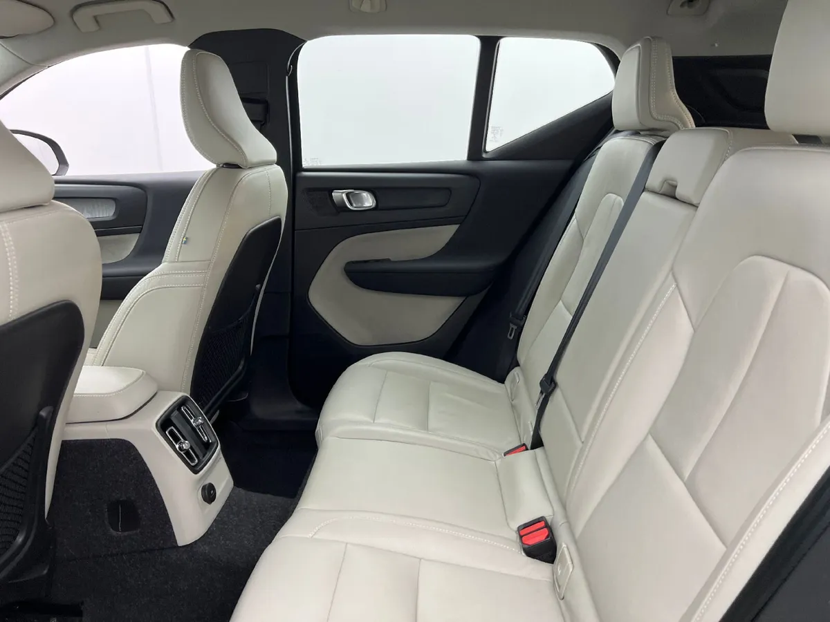 VOLVO XC40 INSCRIPTION T4 RECHARGE / CREAM LEATHER - Image 4
