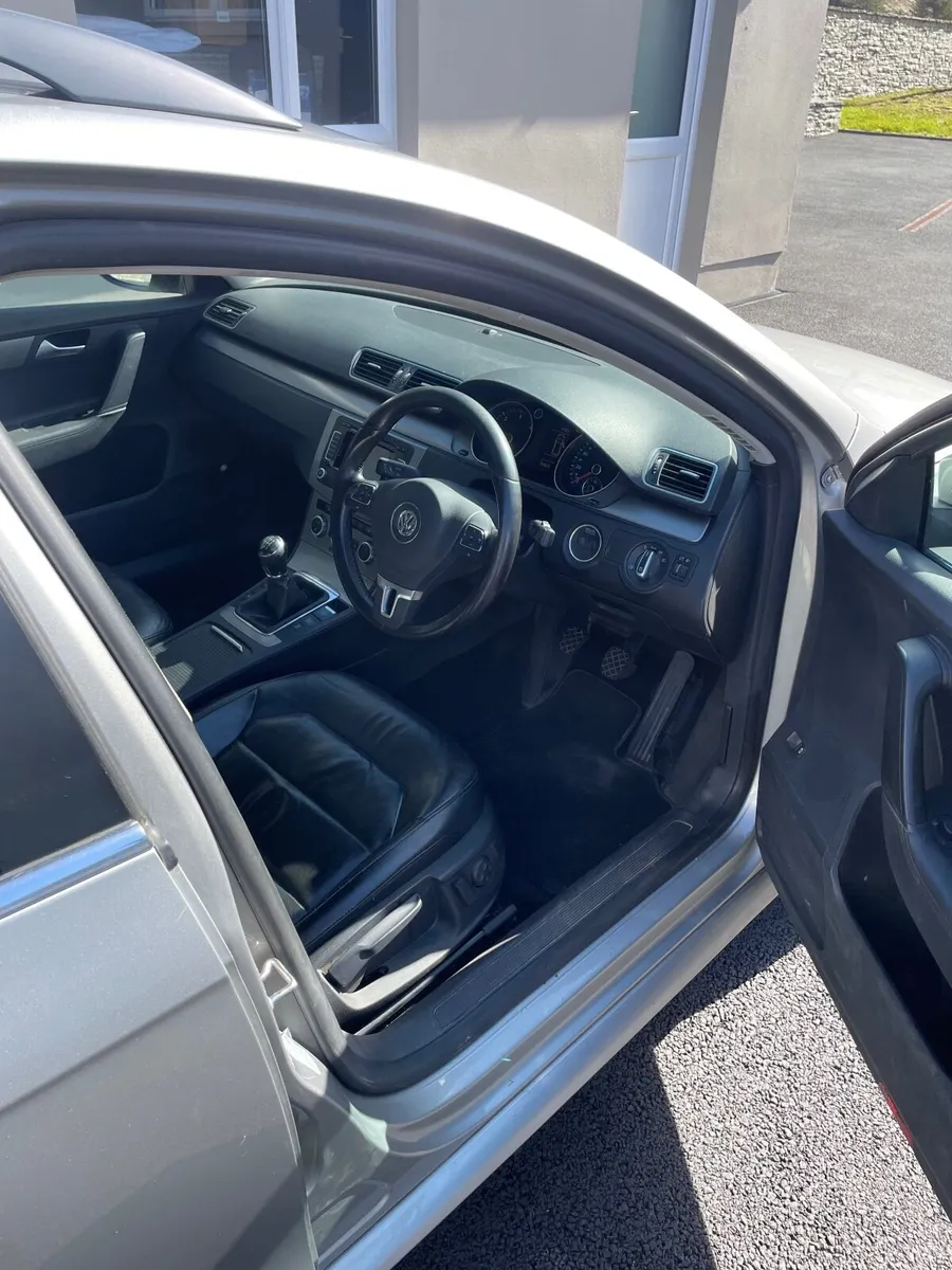Volkswagen Passat 2014 - Image 2