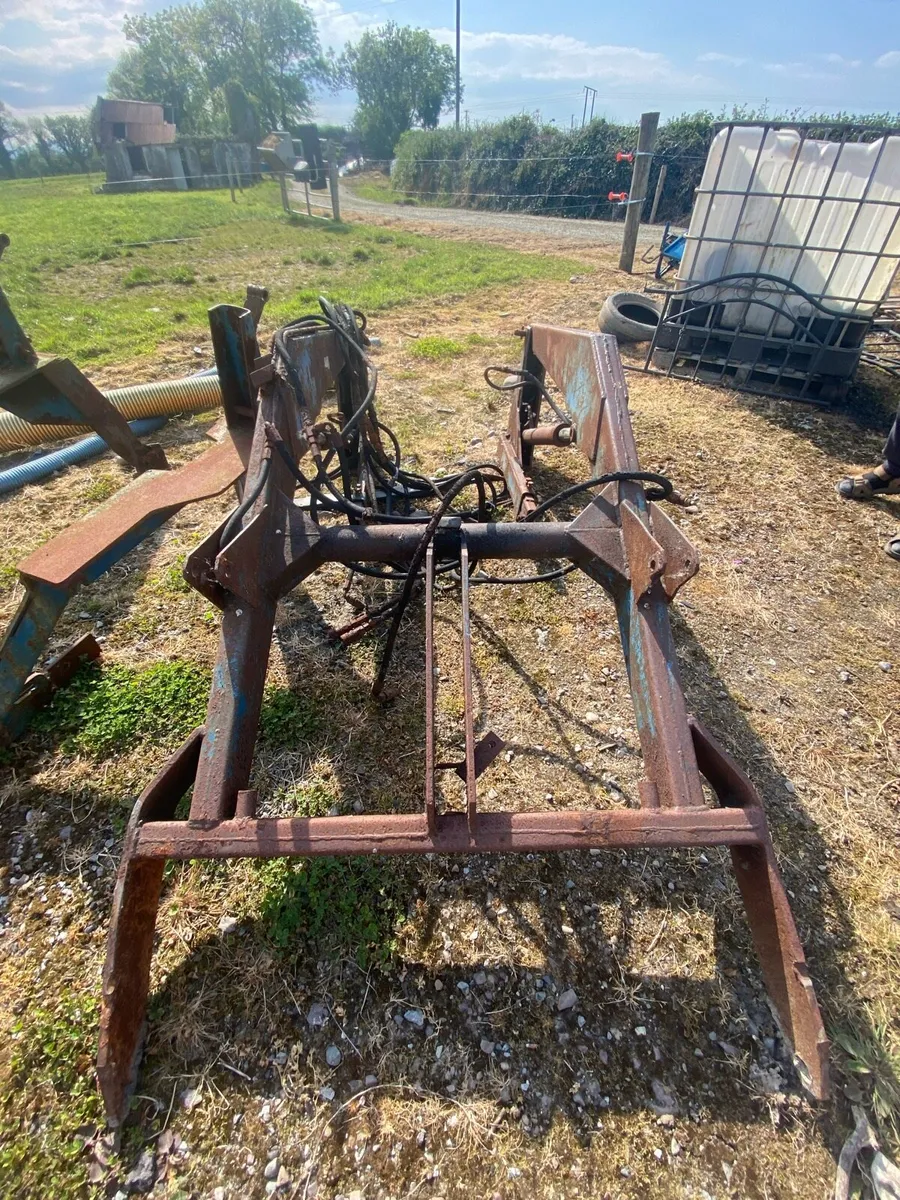 Tanco loader and brackets whit frame - Image 1