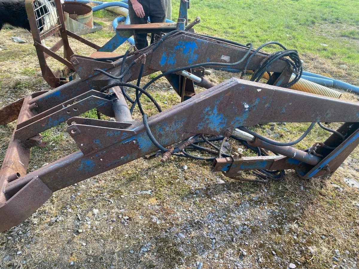 Tanco loader and brackets whit frame - Image 2