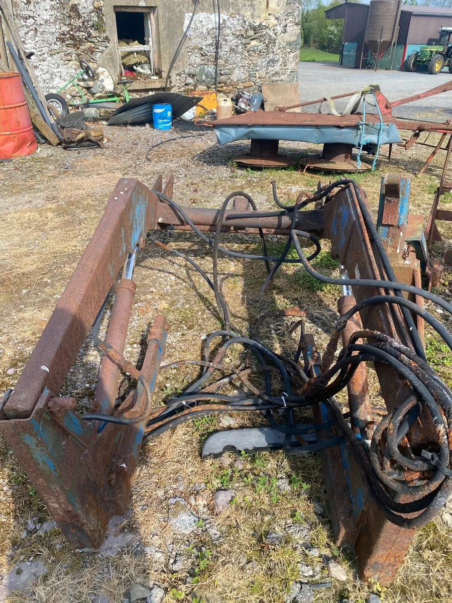 Tanco loader and brackets whit frame - Image 3
