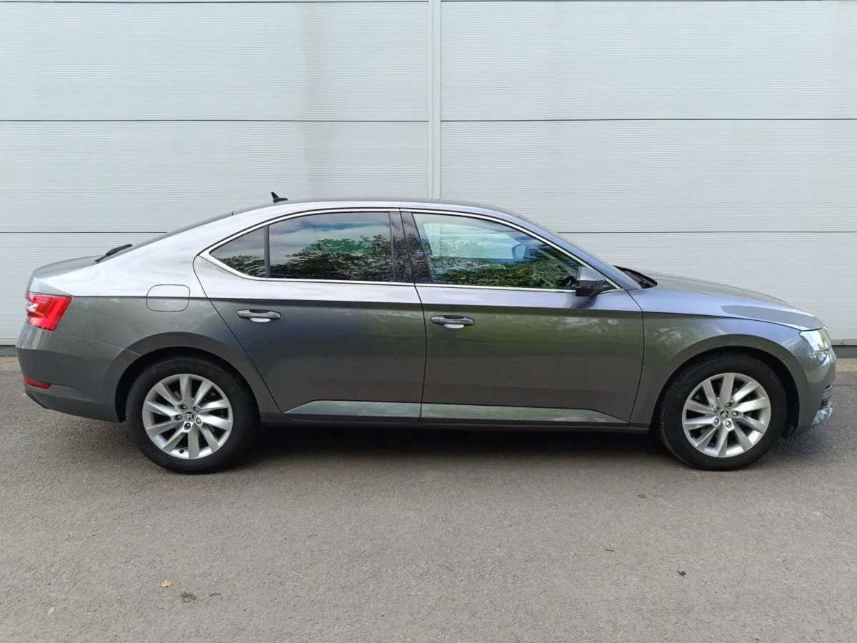 Skoda Superb Superb Ambition2.0tdi 150HP DSG Auto - Image 2