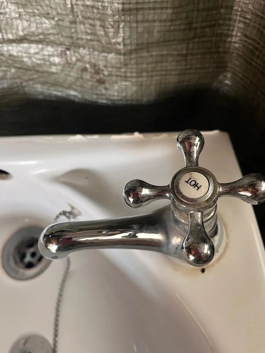 Sink and pedestal - Image 2