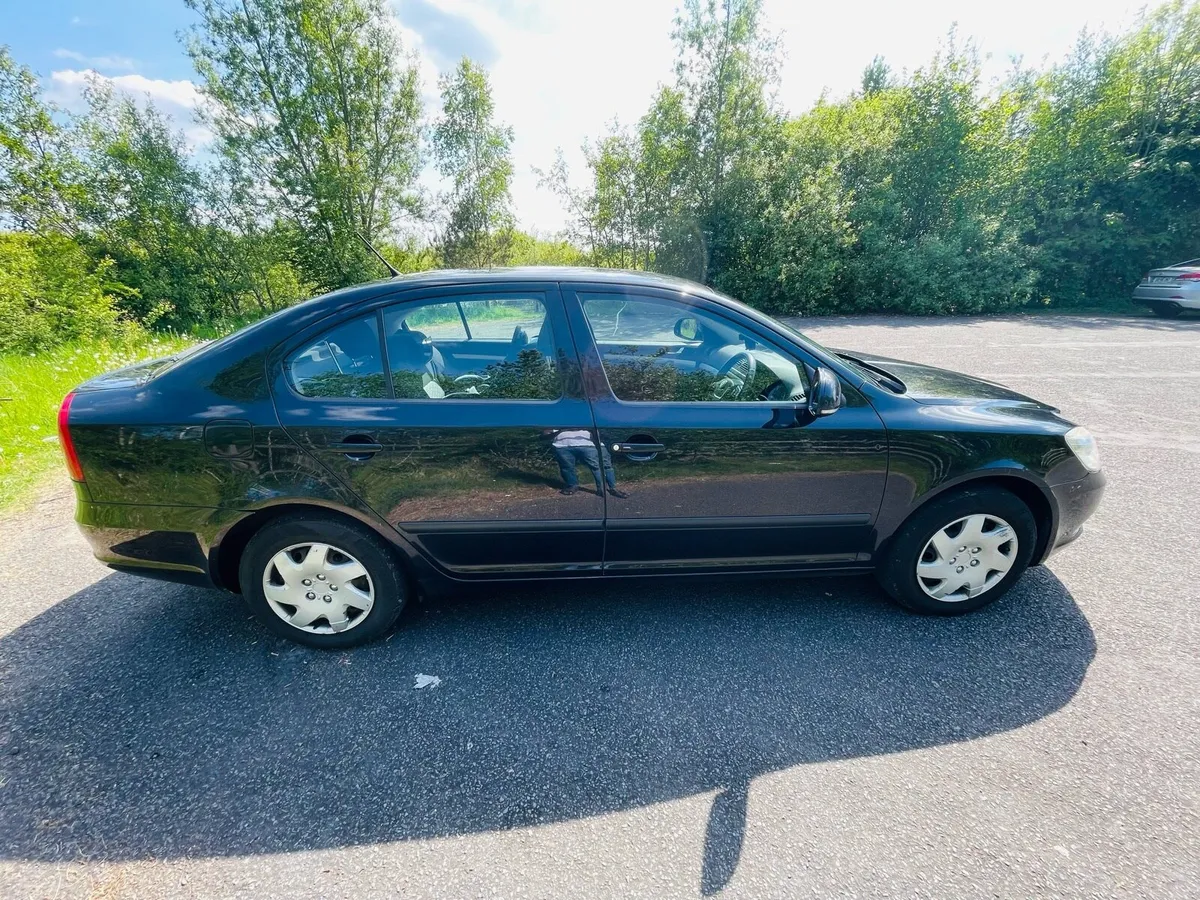 Skoda Octavia 2011  1.6 TDI Manual - Image 2