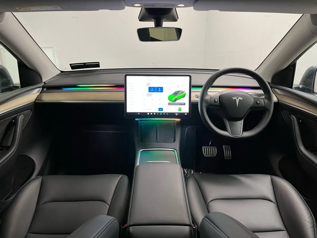 Tesla Model Y Performance Dual Motor - Reversing - Image 4