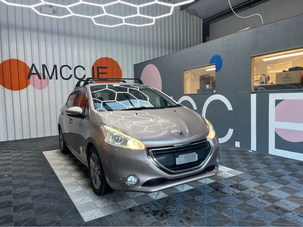 Peugeot 208 208 Premium / 55k KMs / Parking Senso - Image 1