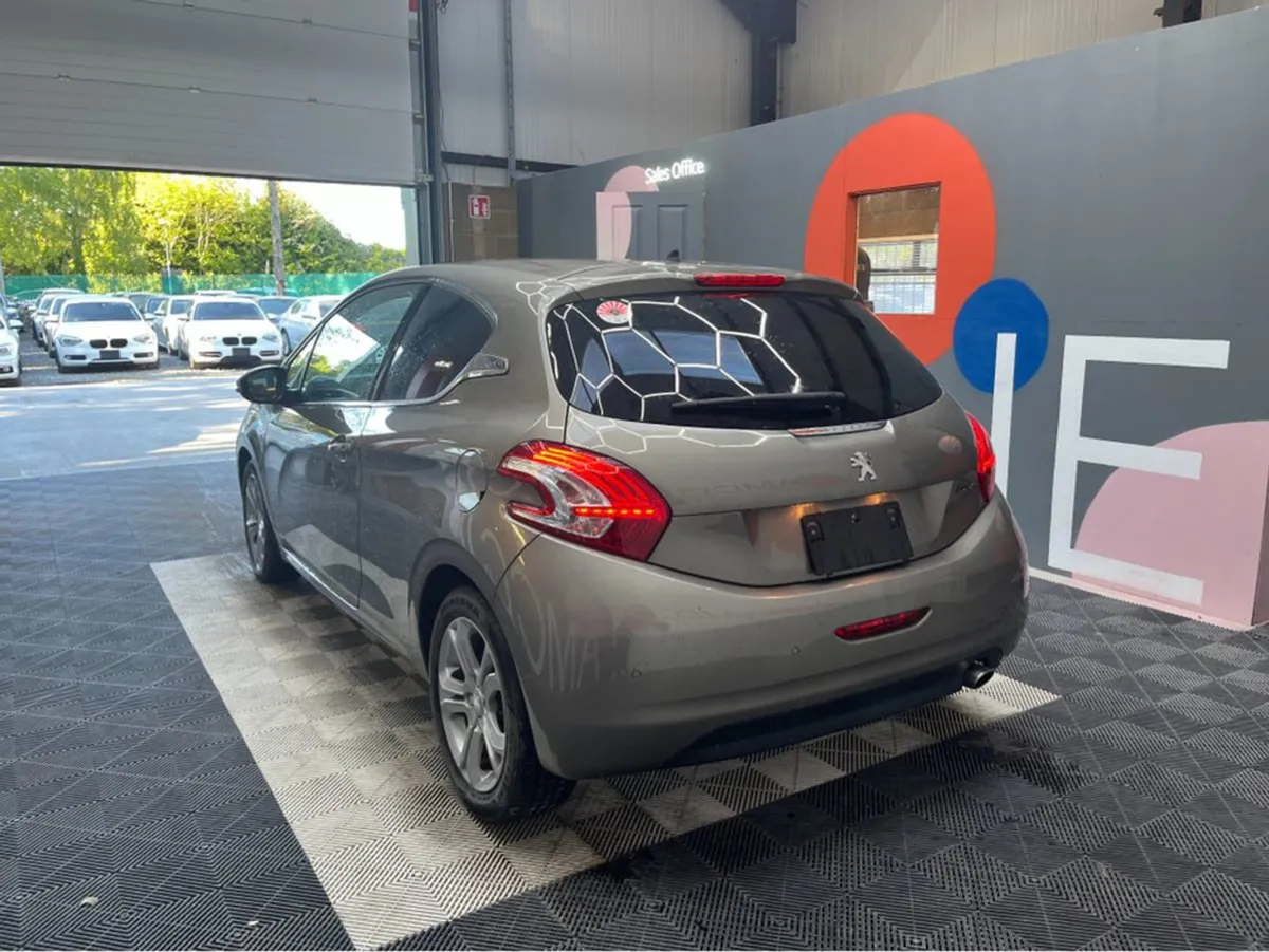 Peugeot 208 208 Manual 1.2 Petrol / 68k KMs / Par - Image 4