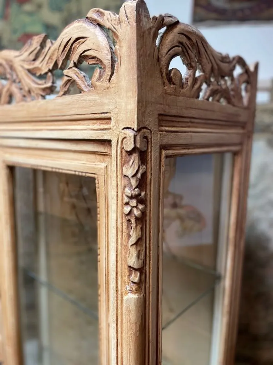 Charming Vintage Painted Vitrine with Glass Shelves - Image 2