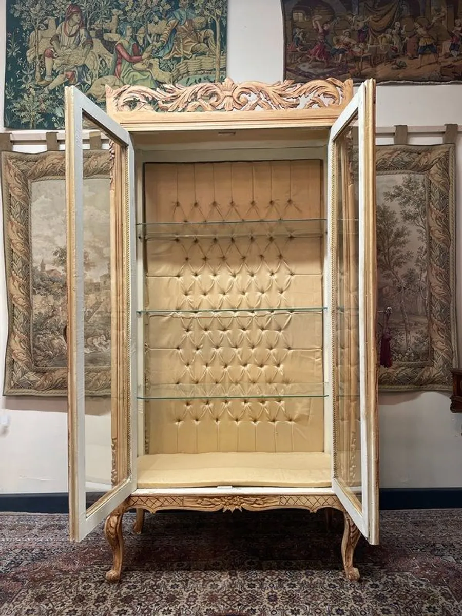 Charming Vintage Painted Vitrine with Glass Shelves - Image 4