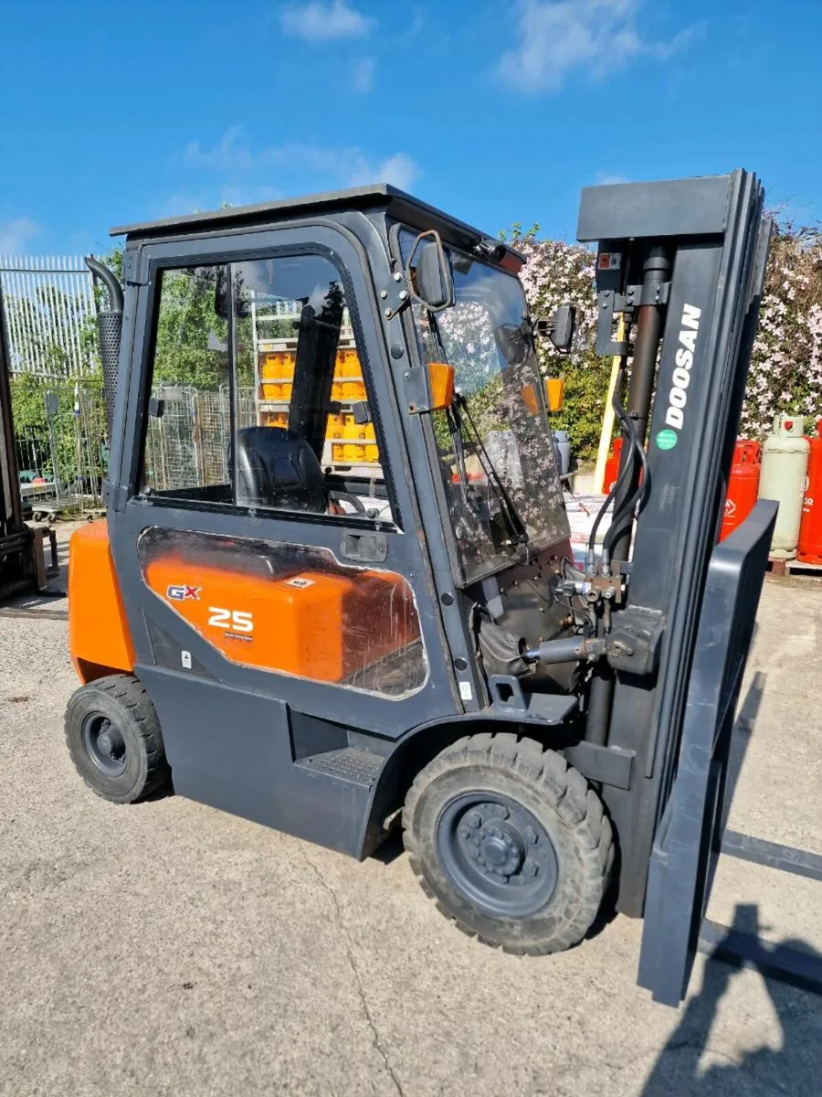 Doosan 2.5 Ton Forklift - Image 1