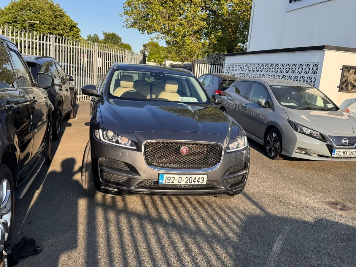 19 Jaguar F-Pace Diesel Automatic - Image 4