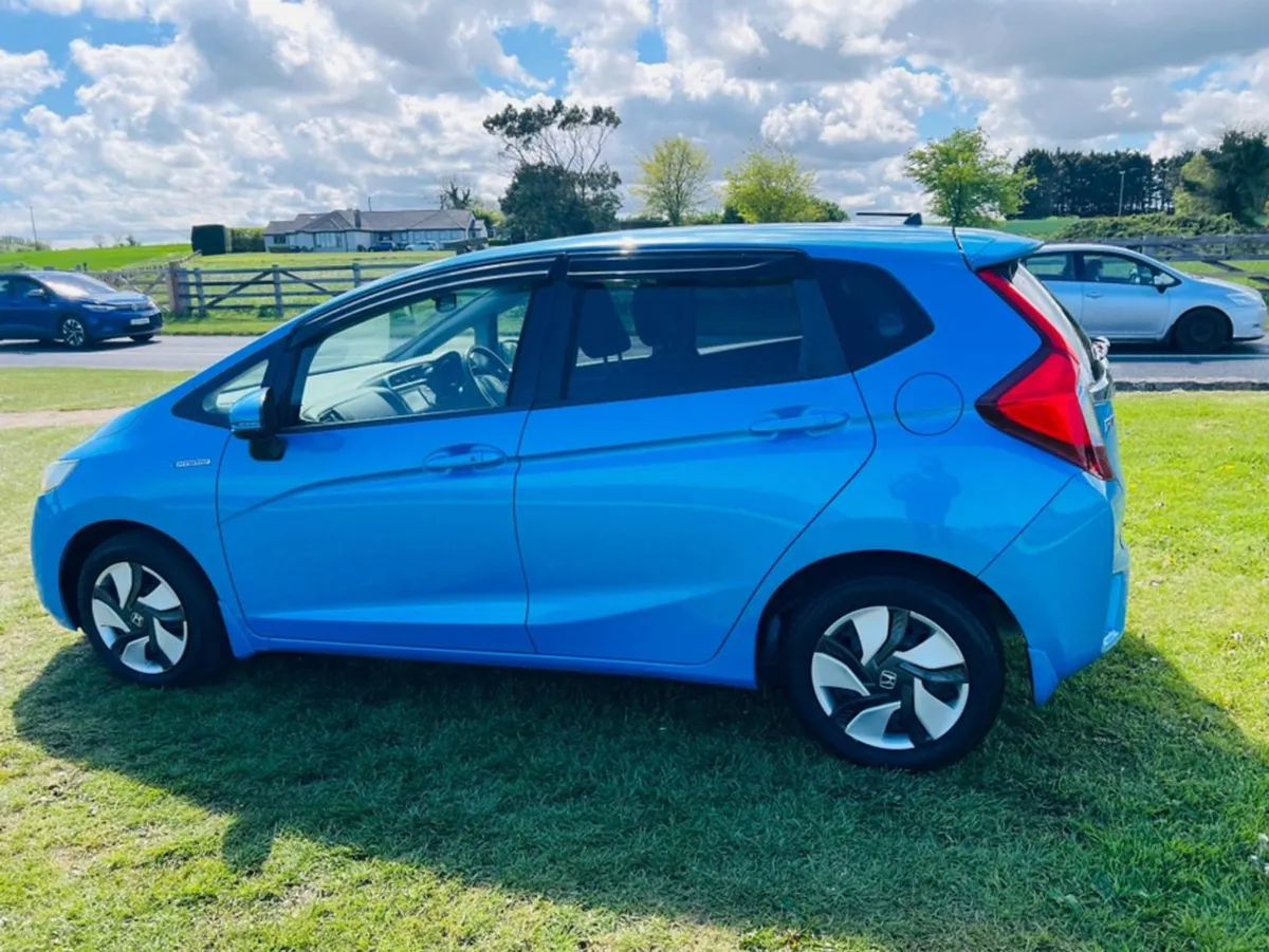 Honda Fit 1.5 Hybrid Stunning Car - Image 3