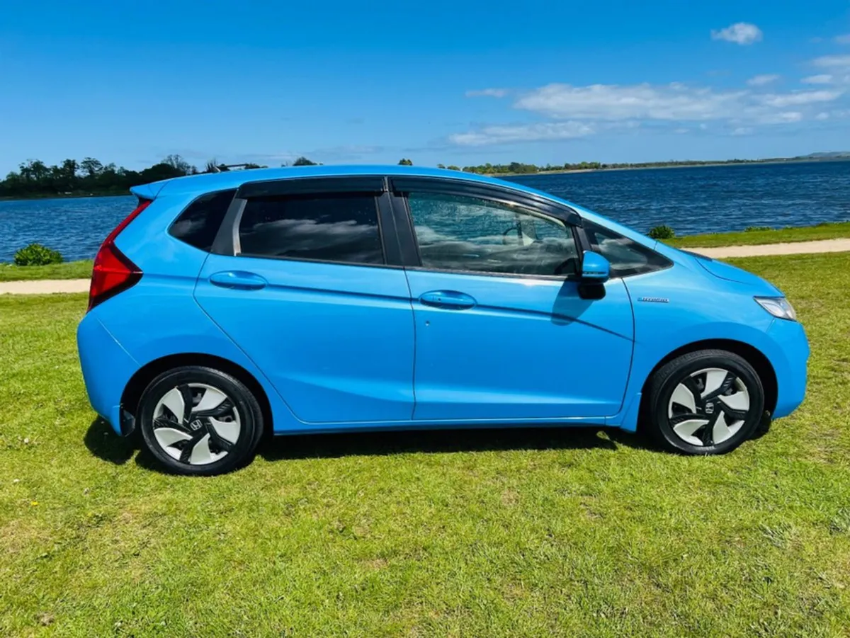 Honda Fit 1.5 Hybrid Stunning Car - Image 4