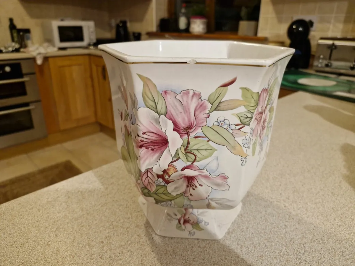 Flower pot