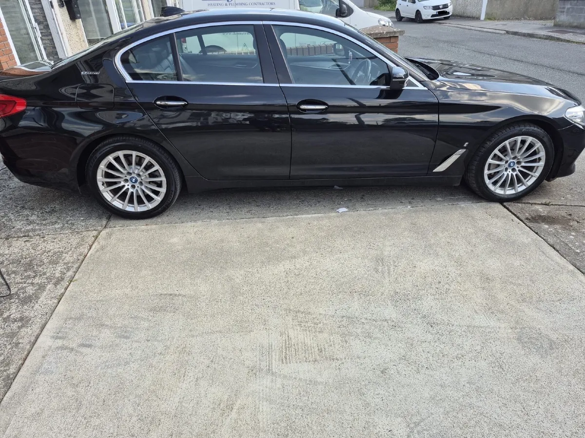BMW 5-Series 2018 - Image 2